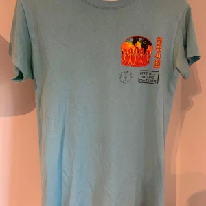 Travis Scott x LeBron James T-shirt  - Blå Travis Scott x LeBron James T-shirt i storlek S, men passar även XS. Tveka inte på att skriva om ni har några frågor!