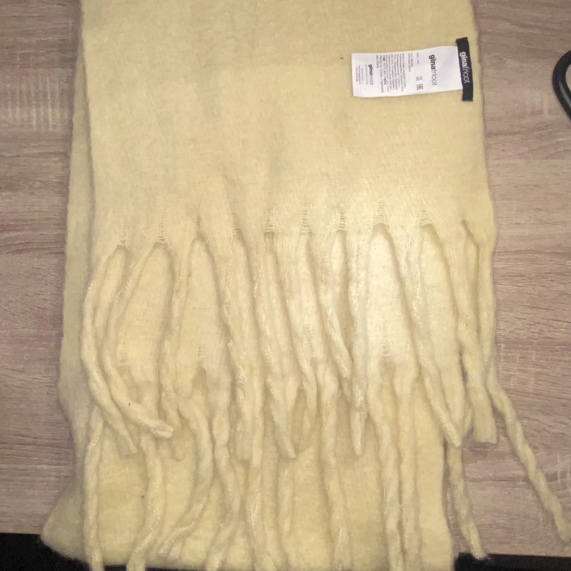 Gul halsduk från Gina tricot 