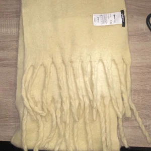 Gul halsduk från Gina tricot  - Fin ljusgul halsduk från Gina tricot💛 Köpt på Arkivet, men aldrig använd.  Säljer även matchande skor och väska (kolla profil)🤗💛