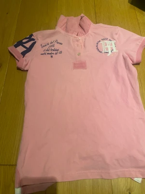 Hansen Jacobs Piké  - Hansen Jakobs  Piké , rosa, small, nyskick 