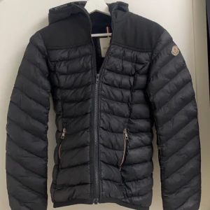 Moncler jacka - Hej jag säljer min fina moncler jacka som är i nyskick. Jackan är perfekt till just denna årstid och är i storlek xs/s. Jackan är perfekt för både killar och tjejer.