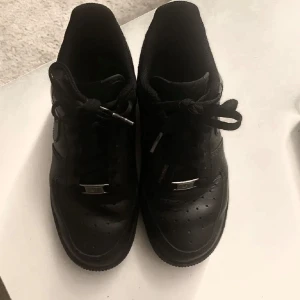 Nike Air Force 1 - Svarta i storlek 39.  Använda men i fint skick!