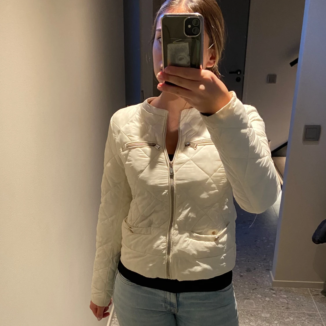 Vit quiltad jacka från Guess - 90