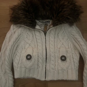 Stickad kofta - Säljer denna fina 2000s koftan. Superbra skick och håller varmt. Dm för mer🫶