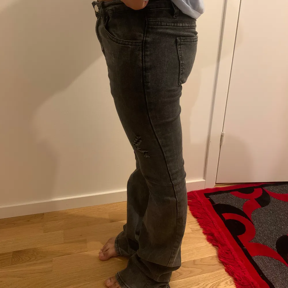 Säljer ett par snygga lågmidjade mörkgrå jeans som inte kommer till användning💗 Använda fåtal gånger och i mycket bra skick!. Jeans & Byxor.