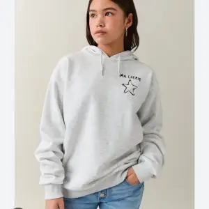 Säljer denna Ma Chérie hoodie från Gina Tricot då den inte kommer till användning💕 Storlek 152/164 men passar mig som vanligtvis har xs🩷👌🏻