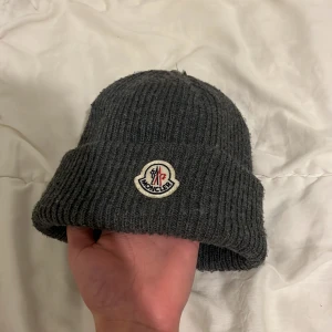 Moncler mössa - Säljer moncler mössa som jag inte behöver längre den är varm o bra för vintern skriv ifall ni är intresserade 👍