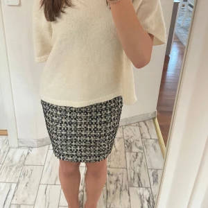 Elegant kjol - Super söt kjol, perfekt för fester eller till vardags för att känna sig elegant. Gossip girl vibe!! Bra skick men köpt second hand och jag säljer då den är för stor och jag inte haft tid att sy in den. Den är från Holly & white