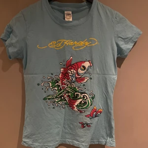 Ed Hardy t-shirt - Söt Ed Hardy T-shirt/ babytee i ljusblå. Storlek L men passar perfekt mig som är xs/s. Skriv för bilder på🫶 Kan äcen sälja på vinted 