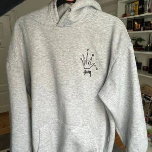 Stussy hoodie - Skick 9/10 XL men sitter som S/M Kontakta gärna vid frågor och vid köp!