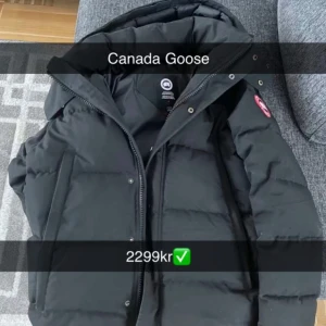 Canada goose  - Tjena! Säljer min goose jacka då jag har bytt stil fraktas med postnord spårbart  Köparen står för frakt ☺️