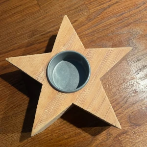 Ljuslykta  - Jättefin ljushållare i trä och formad som en stjärna!