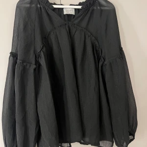 Svart blus! - Säljer denna fina blus! Aldrig använd. Pris kan diskuteras 😃
