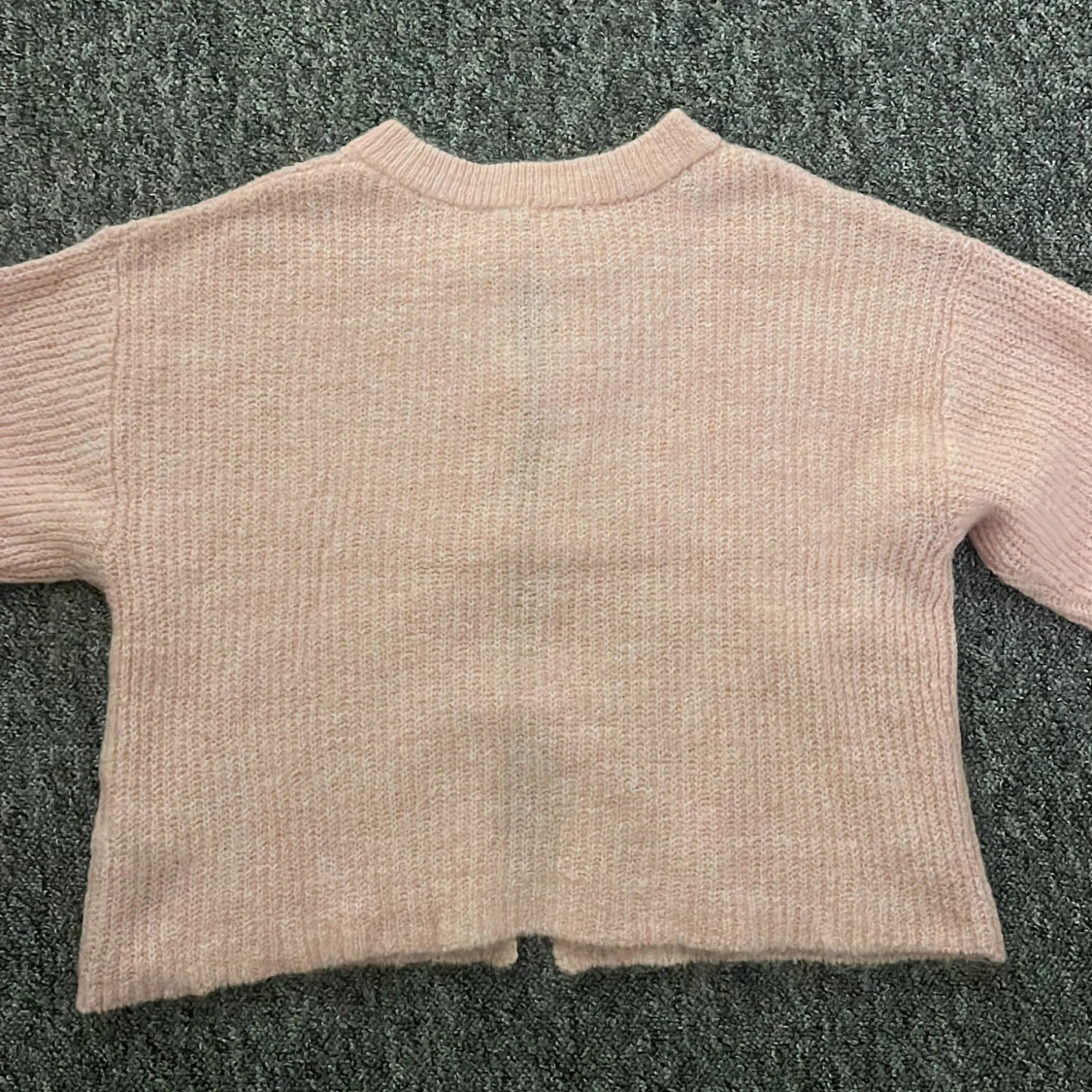 Rosa stickad kofta med rosetter - 92