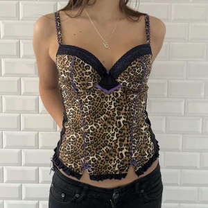 Leopard korsett  - Sjukt snygg leopard korsett med lila detaljer 💜 Jätte fint skick 