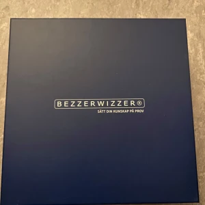 Bezzerwizzer frågespel - Säljer ett komplett Bezzerwizzer frågespel i blå förpackning. Spelet innehåller 20 kategorier och över 3000 frågor, perfekt för att utmana vänner och familj. Inkluderar spelbräde, kategoribrickor och svarskort. Passar för 2 eller fler spelare och tar cirka 45 minuter per omgång. Perfekt för spelkvällar och att sätta kunskapen på prov!