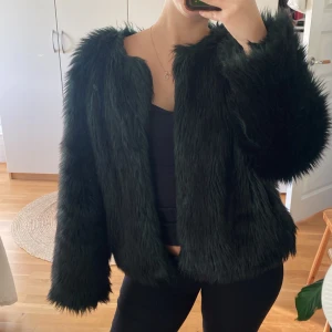 Pälsjacka - Grön pälsjacka med lite mörkare ”svarta” toner. Perfekt till en utgång!😍