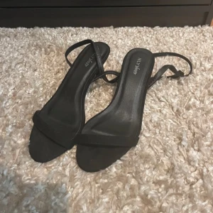 Nelly klackar  - Nelly klackar i storlek 36, knappt använda 