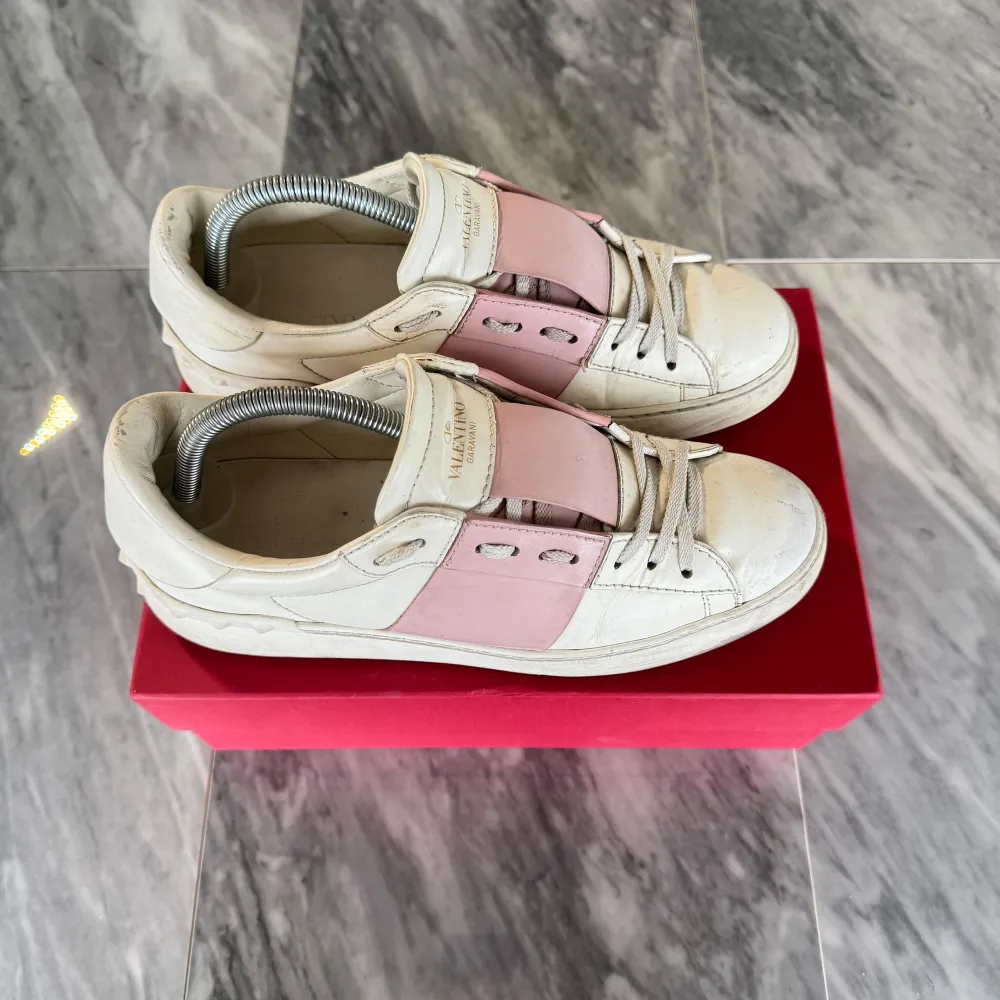 Valentino Open sneakers | Bra skick | Sitter 0,5 storlek större | Nypris: 6499 kr | Ingår: Valentino dustbag | Frakt spårbart via Postnord eller Instabox, där köparen betalar | Tveka inte att höra av dig vid frågor📩 . Skor.