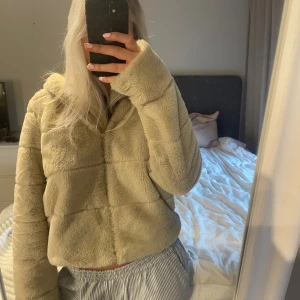 Pälsjacka - Säljer denna jätte mysiga pälsjackan. Tror den inte säljs längre så kan inte hitta nypriset, den är knappt använd och har inga skador 💞💞💞