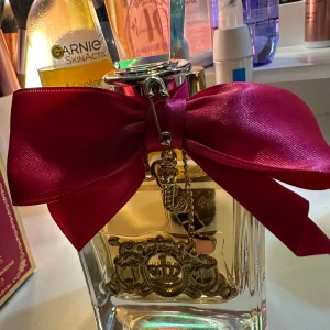 Juicey cotour parfym, 100 ml , i kartong  - Juicey cotour parfym, 100 ml , endast testad 1 tillfälle , så den är som helt ny .  Finns i Åmål kan skickas 