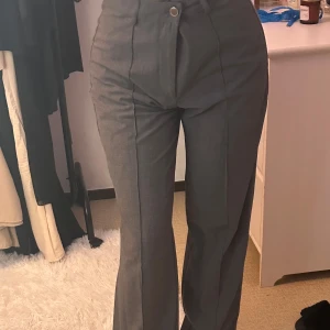 Pull & Bear - grå figursydda kostymbyxor  - Säljer dessa jättefina kostymbyxor från Pull&Bear som är i storlek M. Tycker dem passar också en S eftersom jag vanligtvis har S i byxor. Nypris ca 369 kr (slutsålda)