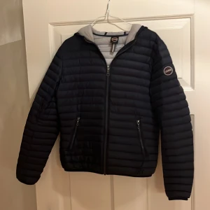 Colmar jacka - Säljer nu denna superfina mörkblåa Colmarjackan i storlek 14 år/ 166  Nypris 3395 mitt pris: 1500 priset är anpassat till att det finns ett pyttelitet hål på höger axel, bild skickas vid intresse.