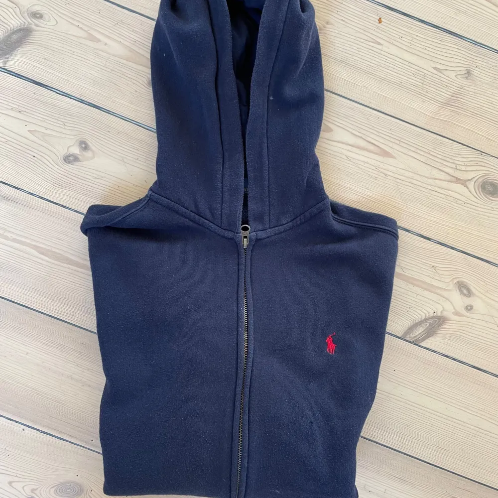 Säljer en blå Ralph lauren sip eftersom den e för liten. Skick 7/10 ganska oanvänd. Storlek 18-20 XL-TG motsvarar XS. Autencity tag finns. . Hoodies.