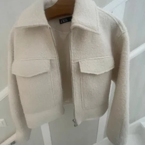 Vit ljusbeige croppad Teddy fluffig kappa zara - Jättefin Vit/ljusbeige croppad Teddy fluffig pile jacka, kappa från zara. Nypris är 699kr slutsåld.  fin och lyxig. Kommer inte till användning. Endast använd 2 gånger. Den är i storlek L men passar alla storlekar. Jag har xs/s. Varm till höst/vinter