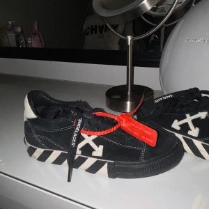 Off White sneakers - Jag säljer mina Off White sneakers dom har använts ett par gånger men är hela. Jag köpte dom för 3800 men jag säljer dom för 1200. 