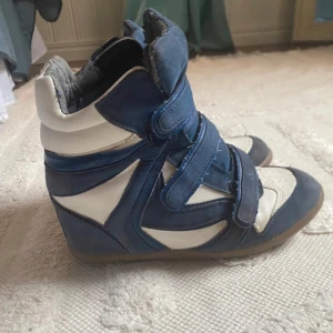 Liknande isabelmarant skor - Liknade marant skor som är använda men fint skick på utsidan. Det är mest slitet på insidan (se bild). Klacken är ca 7cm men väldigt sköna Att gå i. Dom har varit väldigt omtyckta av många💕💕