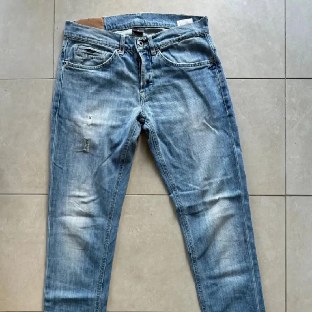 Skit feta dondup jeans. Snygg färg med fet tvätt och snygga slitningar. Skick 9/10. Storlek 30. Sitter perfekt, både med och utan häng och har skit bra passform! Mitt pris 600, priset kan absolut diskuteras. Även öppen för att byta mot annat! Skriv vid minsta fundering!. Jeans & Byxor.