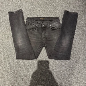Nudie jeans - Säljer mina nudie jeans grim tim nästan oanvända skick 9/10. Modellen är 185cm och väger 70kg. Nypris= 1600kr Pris kan absolut diskuteras!