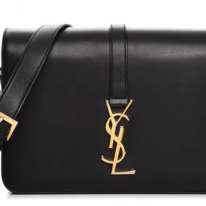 Väskan ligger ute som dyrast på 28 tusen priset kan diskuteras. - Classic Monogram Universite väska i läder, en justerbar platt axelrem i läder, en främre flik med magnetisk snabbstängnikg, ett invändigt fack och en innerficka med dragkedja. Den har en B+ konditionsklassning. Utvändig rem har defekt av spännet.