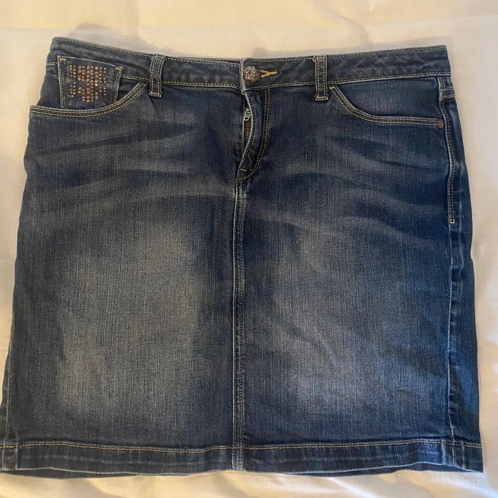 Snygg jeanskjol i mörkblå denim med coola nitar på framfickan. Köpt second hand, men bra skick!🩷. Kjolar.