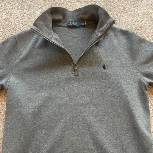 Ralph Lauren Halfzip - Mörkgrå Ralph Lauren halfzip. Köpt på Boozt. Nypris runt 2000 kr. Mycket bra skick och true to size. Storlek M men passar även S