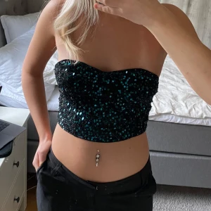 Glittrig topp  - Snygg paljett topp i grönblå nyans 
