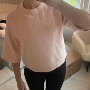 Stickad t-shirt  - En söt rosa trekvartsärmad tröja i nyskick. Den är i storlek S från Nelly och jag säljer den då den inte kommer till användning. Skriv vid frågor. Pris kan diskuteras💗