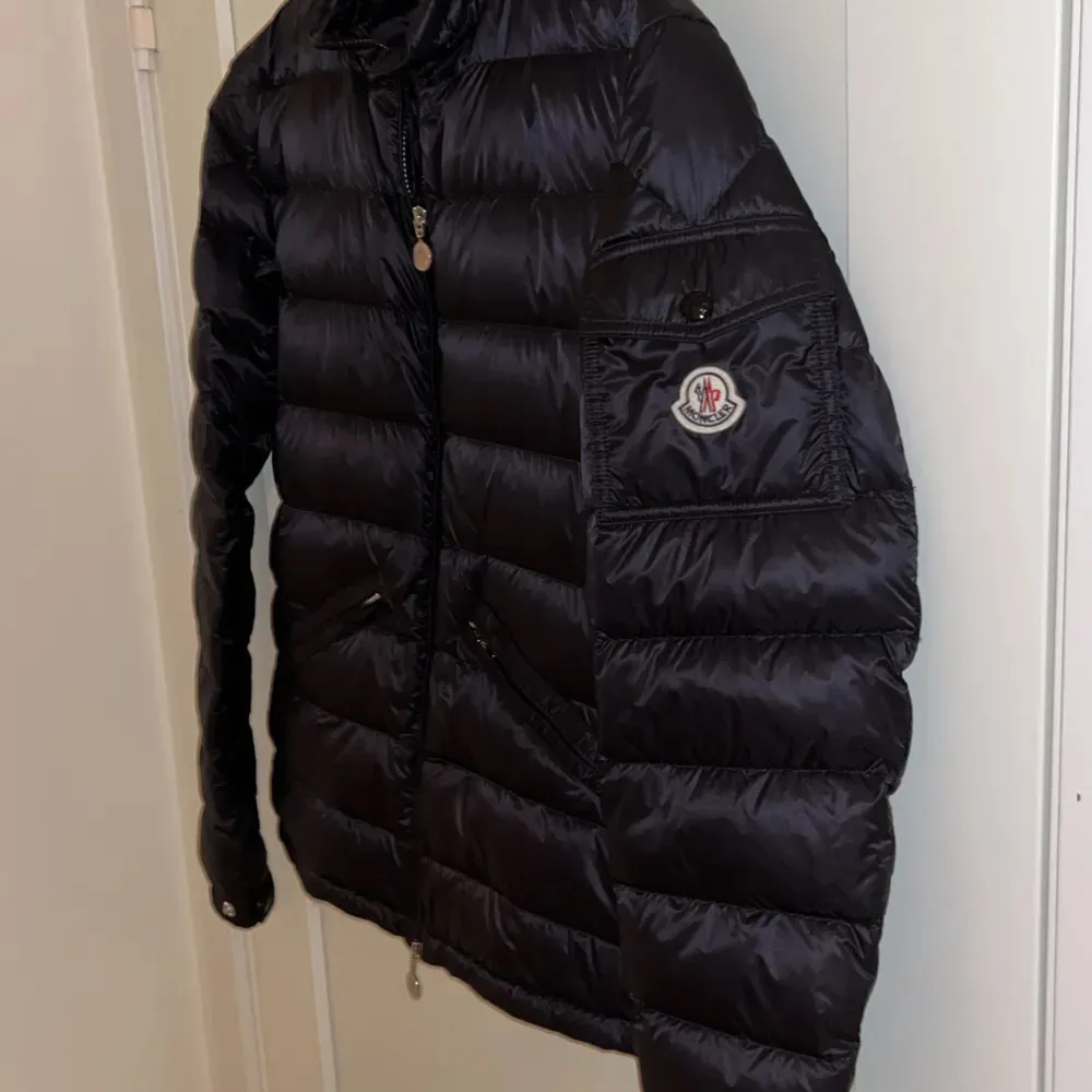 .Fin Moncler jacka som tyvärr inte längre passar. Sparsamt använd, men har litet hål på framsidan (se bild) inte märkvärdigt men går annars att fixa hos skräddare om man vill.   Självklart äkta!   Storlek 2/M Hör av dig vid frågor och funderingar! . Jackor.