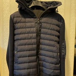 Moncler tricot jacka - Säljer nu min moncler tricot jacka då jag vill kolla ifall folk är intresserade av att köpa den vid rätt pris. Jackan är i storlek XL men passar L