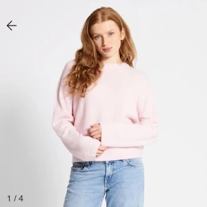 Ljusrosa stickad tröja - Superfin ljusrosa stickad tröja som är i jättebra skick ❤️säljer för 100 kr❤️Storlek S men passar som Xs och M❤️ Skriv vid fler frågor och bilder ❤️
