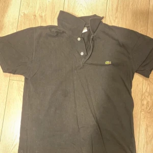 Flertal Lacoste piké  - Har flera olika Lacoste pikéer i olika färger, även en långärmad. Priser inte klara så kom med bud.