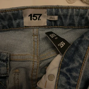 Blå jeans från 157 - Säljer ett par snygga blå jeans från 157 i storlek XS. De har en klassisk design med en rak passform och är i mycket bra skick. Perfekta för vardagsbruk och kan matchas med det mesta i garderoben.