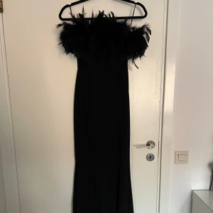 Glammed out maxi dress, black fashionnova  - Helt ny klänning från fashionova, elegant med glitter och bra kvalité o passform, prislapp kvar, originalpris 757kr