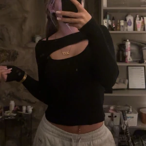 Stickad tröja  - Fin stickad svart tröja med ett hål. Går att ha hålet både fram och bak. Säljes då de tyvärr inte kommer till användning mer.