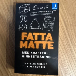 Fatta Matte: Med Kraftfull Minnesträning - Denna bok hjälper dig att få ett grepp om matte på ett annorlunda och kul sätt. Med minnesträning kan du fylla igen kunskapsluckor och få en djupare förståelse för matematikens grunder. Perfekt för dig som vill förbättra dina mattekunskaper!