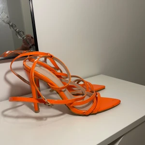 Klackskor  - Super snygga 12 cm klacksskor  Spetsiga med öppen tå supersköna och i glansigt lackat matreal 