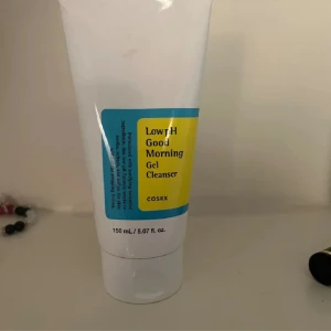 COSRX Low pH Good Morning Gel Cleanser - Säljer en COSRX Low pH Good Morning Gel Cleanser. Denna rengöringsgel är perfekt för att starta dagen med en fräsch känsla. Innehåller 150 ml och är känd för sin milda och effektiva rengöring.
