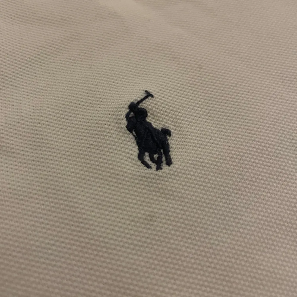 Säljer en snygg Ralph lauren Piké | Storlek 152 men sitter XXS | En defekt(se bild 5) | Priset är ej hugget vid snabb affär | Hör av er vid frågor och funderingar |. Paidat.