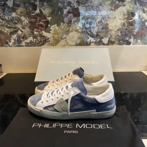  Philippe Models - Säljer nu dessa riktigt snygga skorna från Philippe Model i snygga slitningar och detaljer. Storlek 40 men passar även 41 och möjligtvis 42. Skorna har en klassisk snörning och en bekväm sula. Perfekta för en stilren look. Mycket bra skick endast använda vid ett fåtal tillfällen så näst intill nytt skick . Skick 10/10. Säljer de för att jag behöver pengar. Box och dust bag tillkommer. Skriv vid minsta lilla fundering och skicka gärna prisförslag, kan gå ner i pris vid snabb affär.   Mvh Moses 